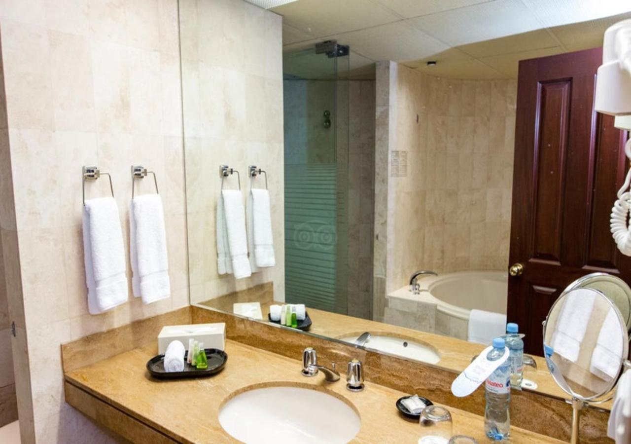 J&A Classic Hotel Lima Ngoại thất bức ảnh Bathroom