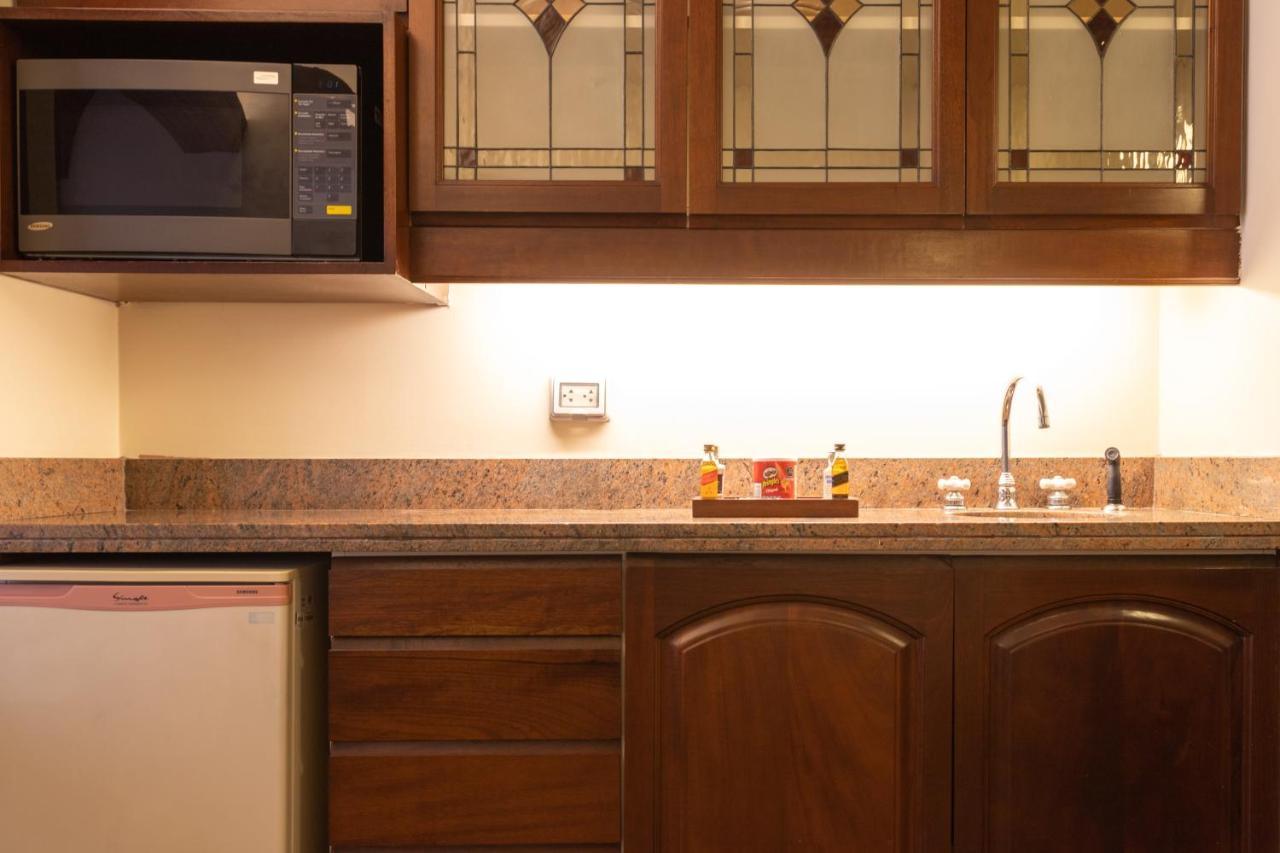 J&A Classic Hotel Lima Ngoại thất bức ảnh A kitchen with under-cabinet lighting