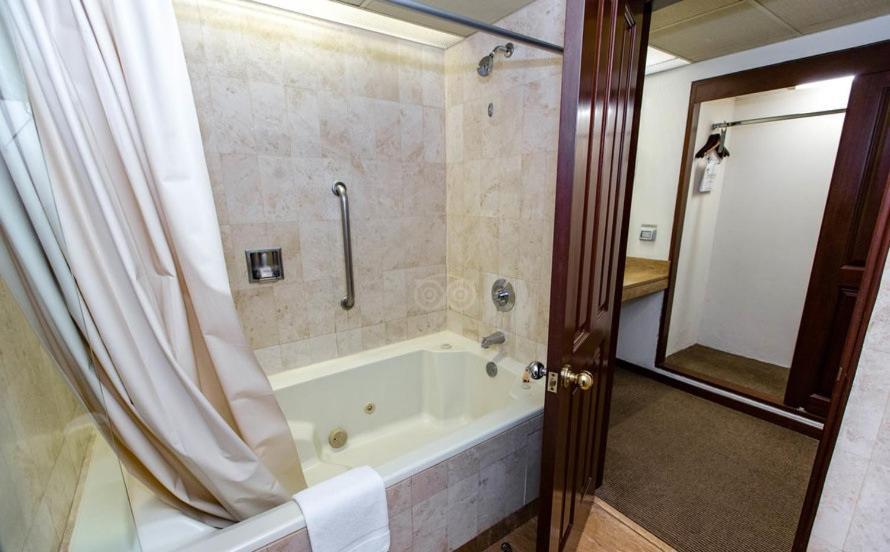 J&A Classic Hotel Lima Ngoại thất bức ảnh A bathtub with shower curtain
