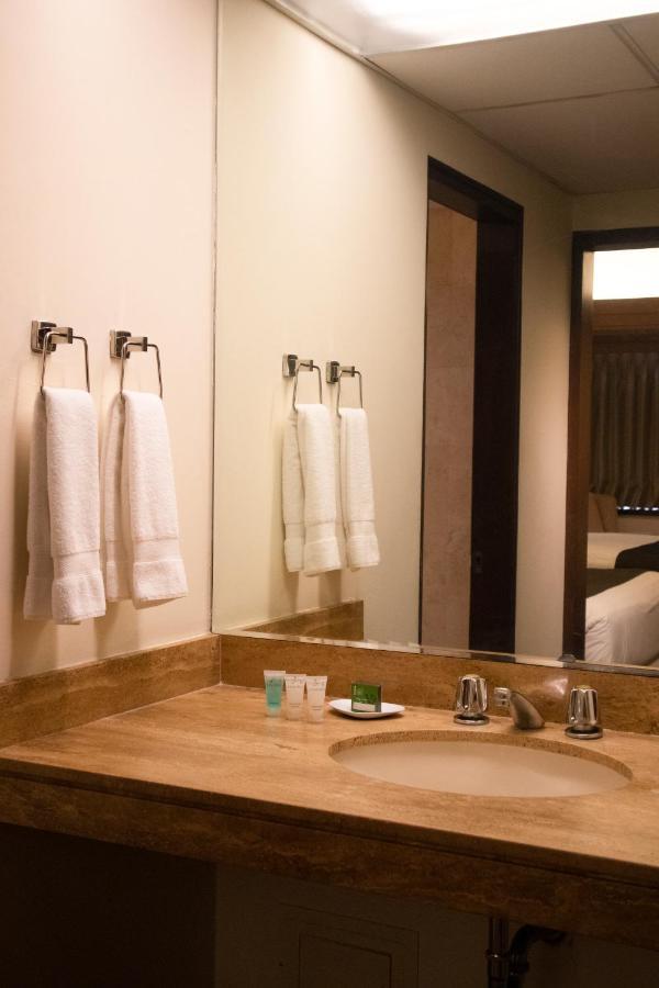 J&A Classic Hotel Lima Ngoại thất bức ảnh Bathroom