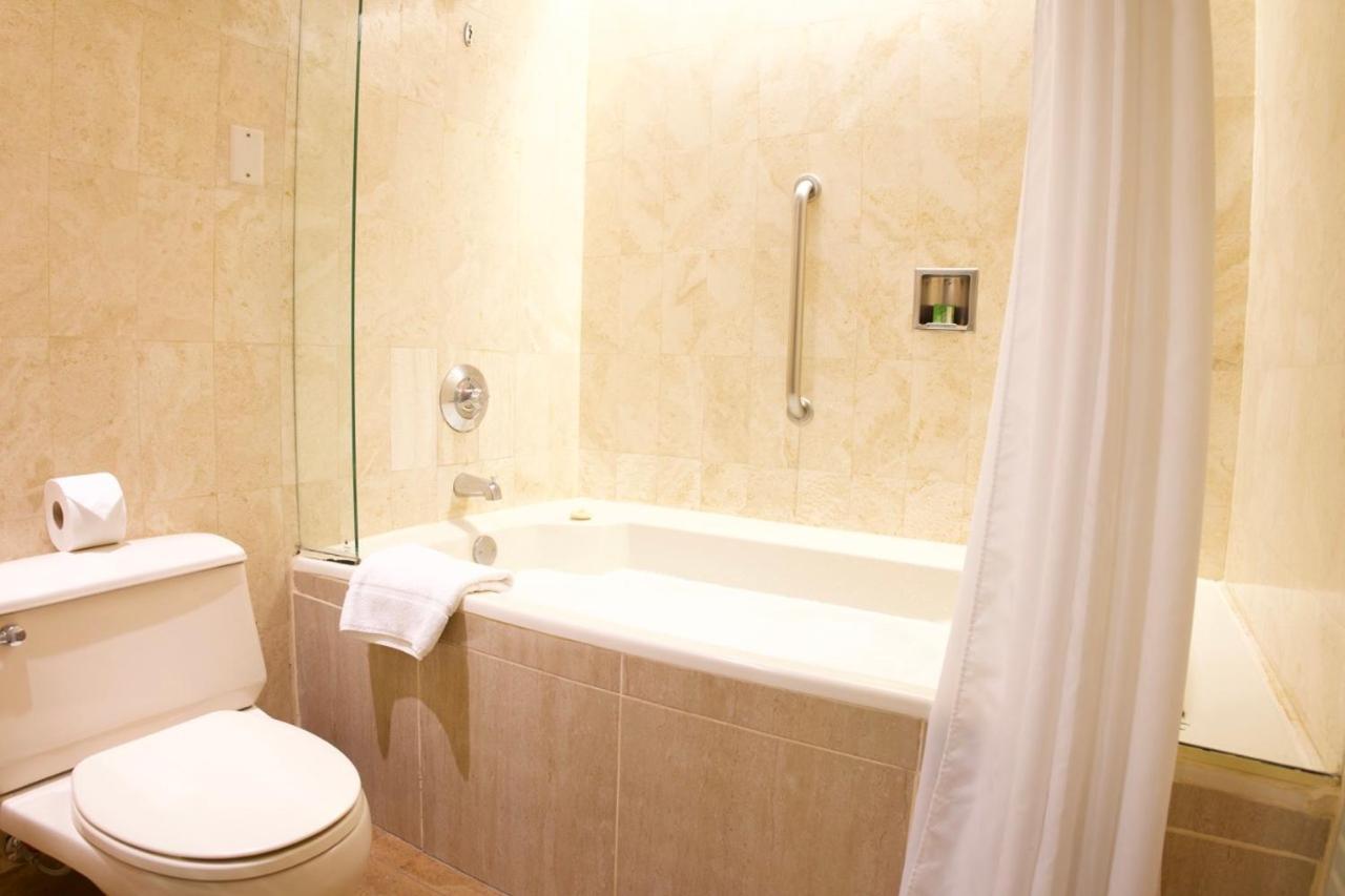 J&A Classic Hotel Lima Ngoại thất bức ảnh A bathtub with shower curtain